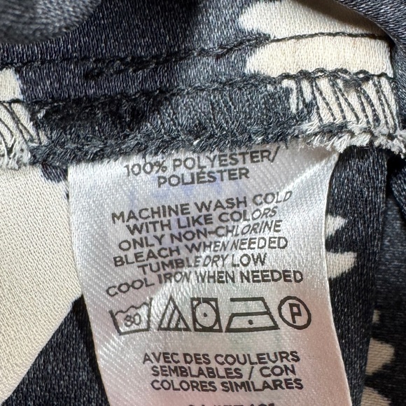 Ann Taylor Factory Black Cream Floral A line Short Sleeve Surplice Dress Size 2 - Picture 16 of 16